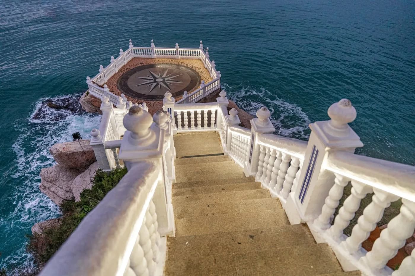 Trappen van de Balcón del Mediterráneo die afdalen naar zee in Benidorm