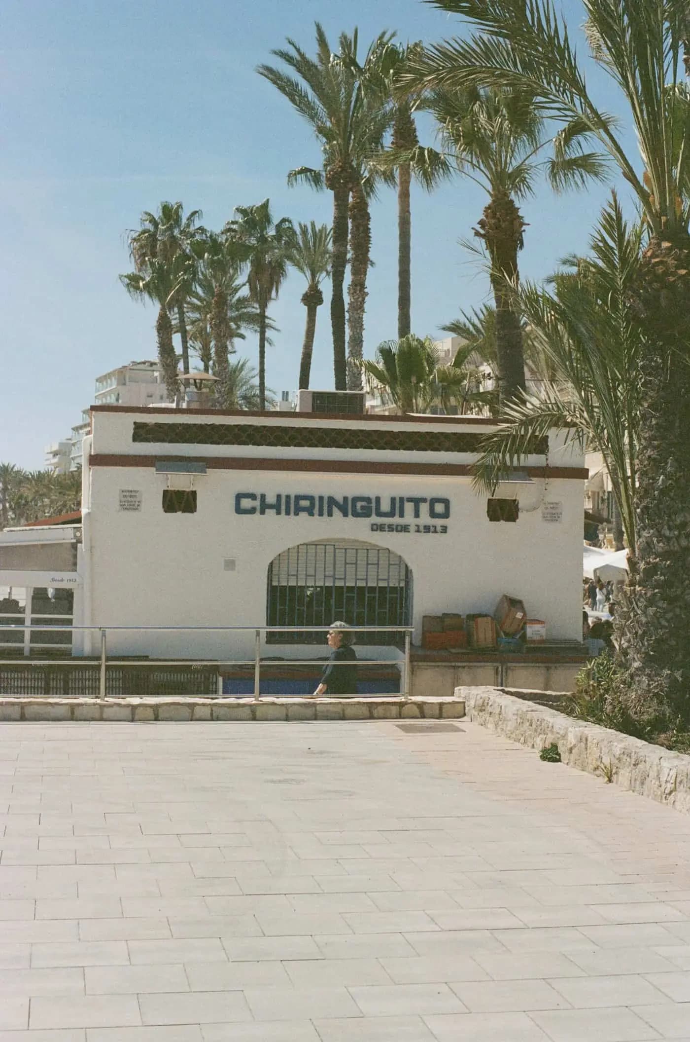 Chiringuito con palmeras junto a la playa