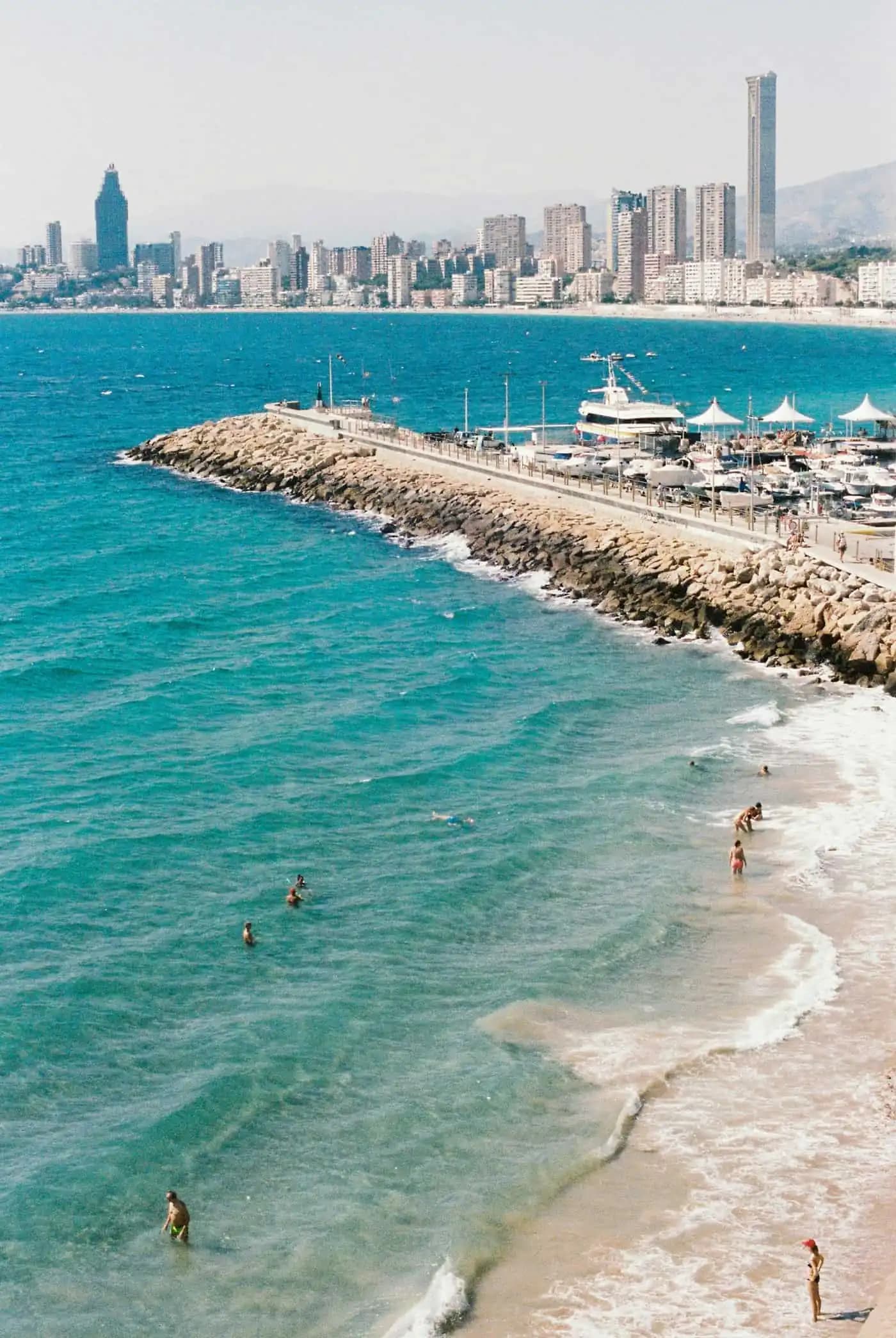 Badende und Wassersport am Strand von Muchavista