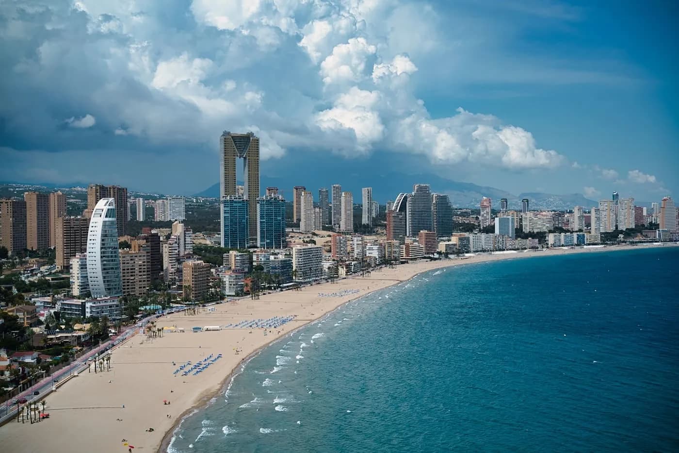 Poniente-Strand in Benidorm mit der Stadt im Hintergrund