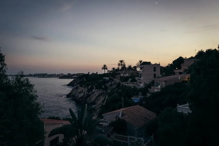 Küstenort in der Abenddämmerung an der Costa Blanca